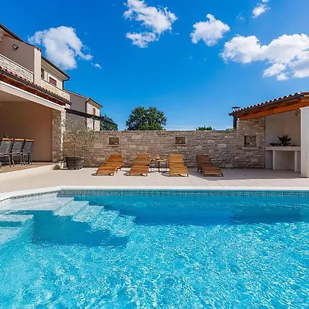 Stunning In Segotici