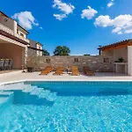 Stunning In Segotici